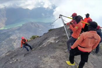 Saat SAR Mataram evakuasi pendaki yang terperosok di lereng Rinjani