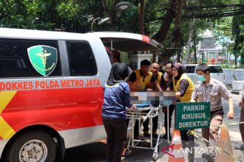 Warga evakuasi wanita yang menceburkan diri bersama bayi di Ancol