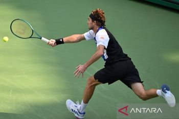 Tsitsipas tantang Medvedev di 16 besar Shanghai Masters