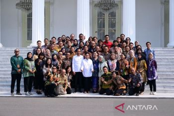 Jokowi ajak pegawai hingga wartawan foto bersama jelang purnatugas