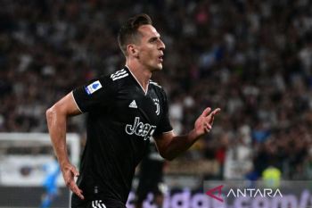 Penyerang Juventus Arkadiusz Milik kembali operasi lutut